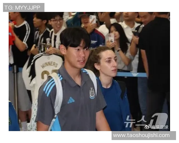 足球明星抵达韩国引发热潮球迷热情迎接偶像盛况空前